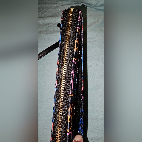 ModCloth x Hello Kitty Bows Camp Director Zipped wallet - Picture 2 of 8